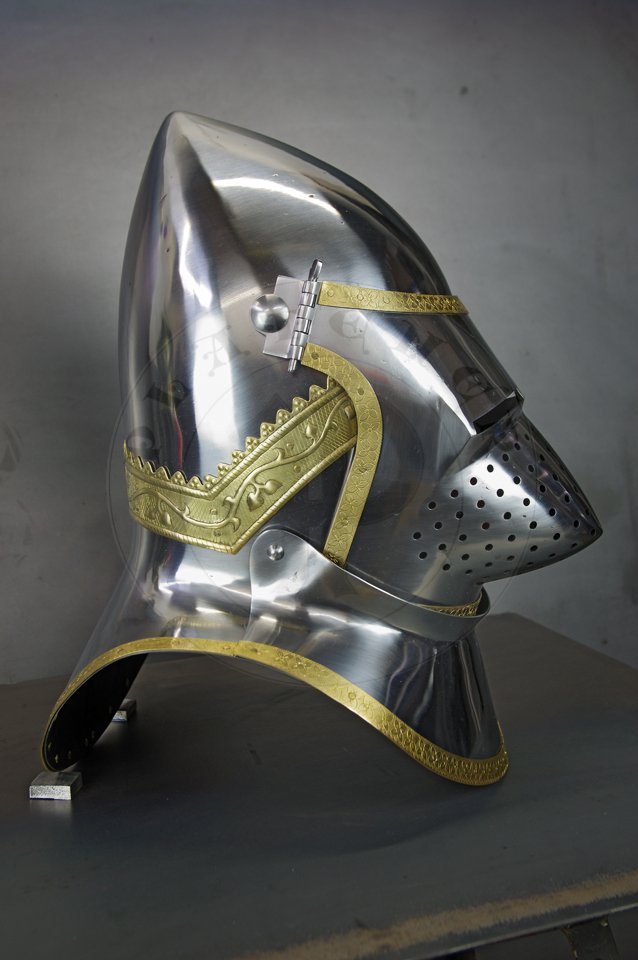 The great bascinet in English style for Agincourt battle period. Demi-greaves connected with greaves on rotary pin. Made of high quality mild steel of 2 mm and 1,5 mm thickness. Heat hardened and tempered up to 34 HRC. Brass bands decoration motive based on example visible on Henry V tournament helm. Brow plate and vervelles cover is interpretation based on few effigies from this period. Weight 6 kg./ Wielki bascinet w stylu angielskim na okres bitwy pod Agincourt. Wykonany z wysokiej jakoci stali niskowglowej o gruboci 2 mm i 1,5 mm. Hartowany i odpuszczany do 34 HRC. Mosine listwy dekoracyjne z motywem wzorowanym na hemie turniejowym Henryka V. Pozostae dekoracje s interpretacj wzorowan na kilku nagrobkach z epoki. Waga 6 kg.